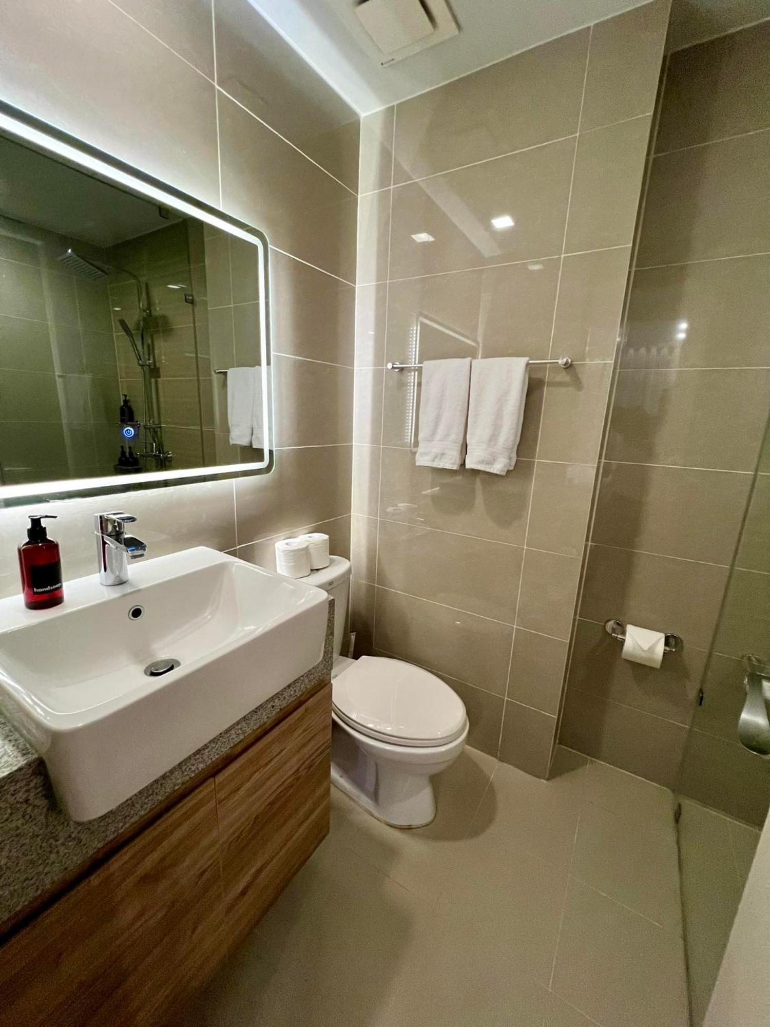 Hotel Vibe Condo At Uptown Parksuites Bgc Taguig Bagian luar foto